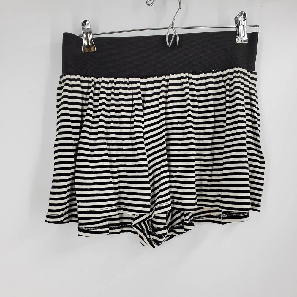 🩵TOPSHOP Women’s 6 black white striped shorts with black elastic waistband